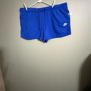 Woman’s NIKE shorts XL